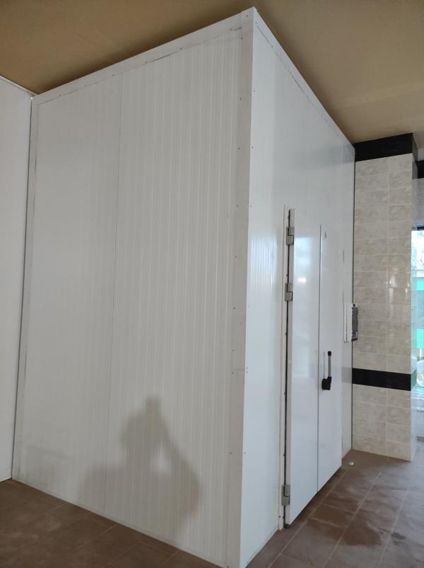 Холодильная камера для хранения кондитерских изделий